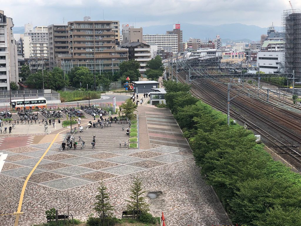 電車が見える屋外広場/イオンモール茨木JR側屋外広場(大阪府/茨木市)