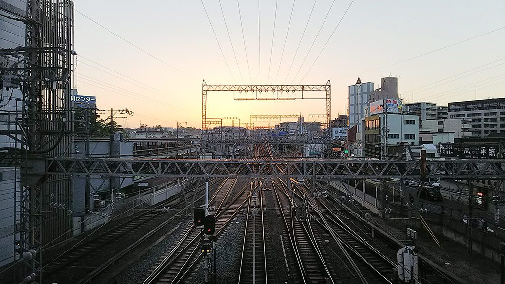 幡・INOUEカウンターからの鉄道風景(奈良市)