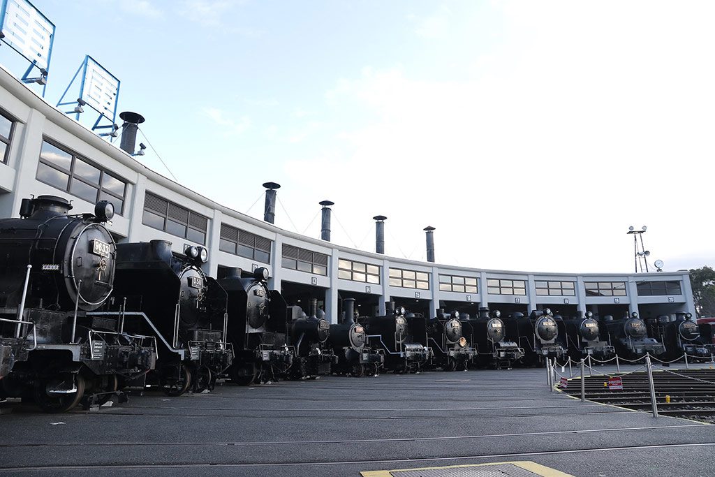 重要文化財の扇形車庫にSLが並ぶ/京都鉄道博物館(京都市)