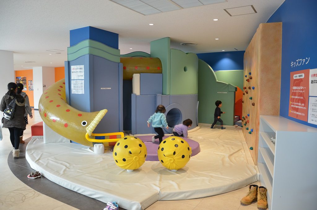 魚をモチーフにした遊具があるキッズスペース/新潟市水族館マリンピア日本海(新潟県/新潟市)
