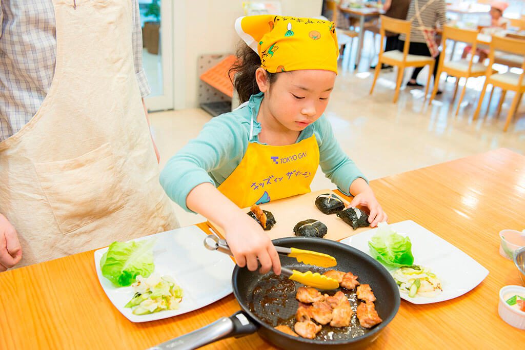 おにぎりの具材(甘辛チキン)を作ります/東京ガス キッズインザキッチン 親子クラス