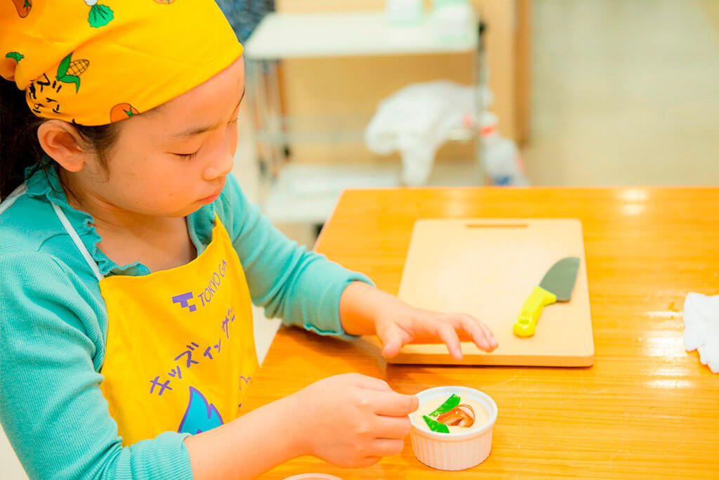 カニかまぼこと絹さやで、お花に見立てた飾り付け「お花茶碗むし」/東京ガス キッズインザキッチン 親子クラス