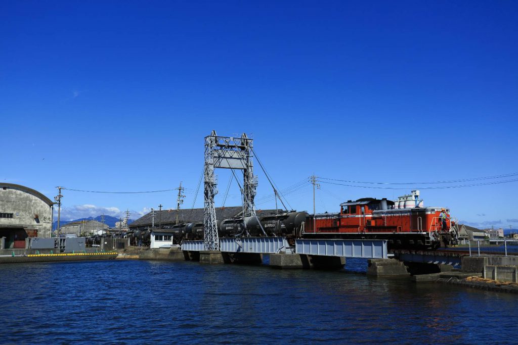 可動橋を通過する貨物列車/末広橋梁(三重県/四日市市)