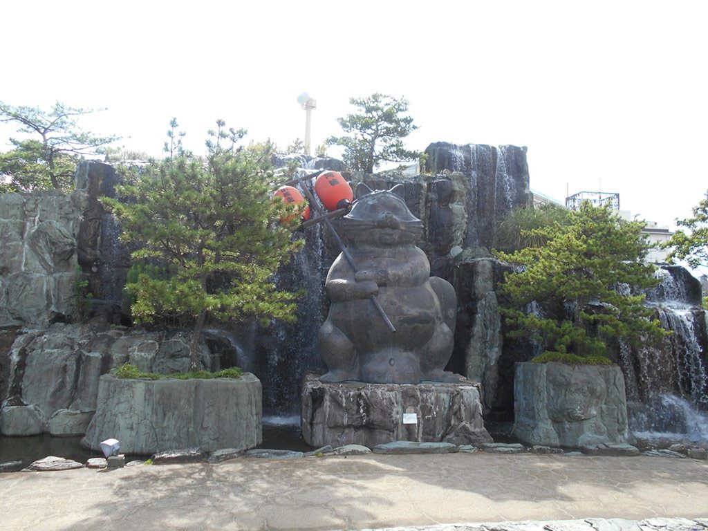 小松島市のシンボル、狸の銅像/小松島ステーションパーク(徳島県)