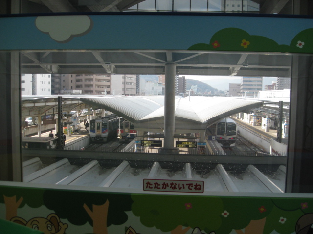 窓から本物の列車が見える/アンパンマンれっしゃ!にこにこステーション(香川県/高松市)