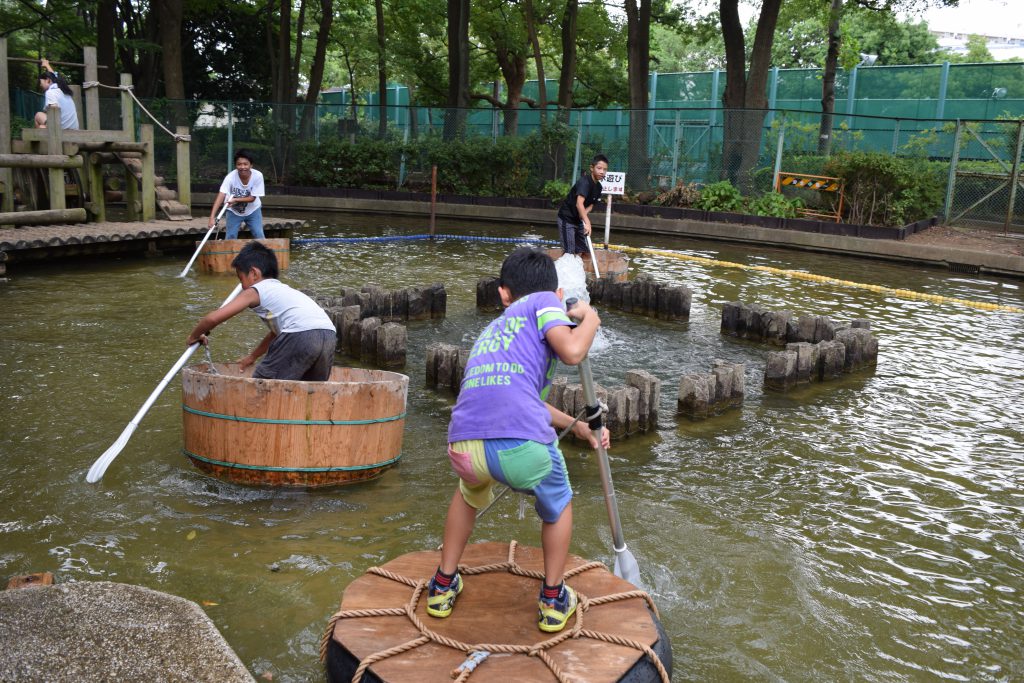 水上を進む子どもたち/平和の森公園 フィールドアスレチック(東京都/大田区)
