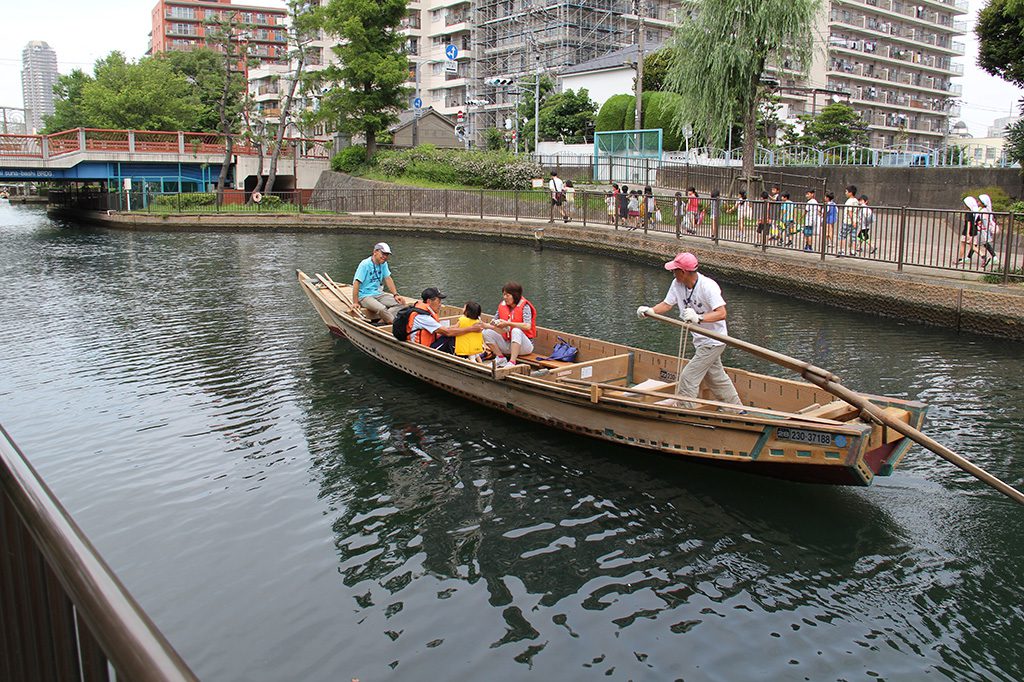 木造和船に乗る親子/横十間川親水公園(東京都/江東区)