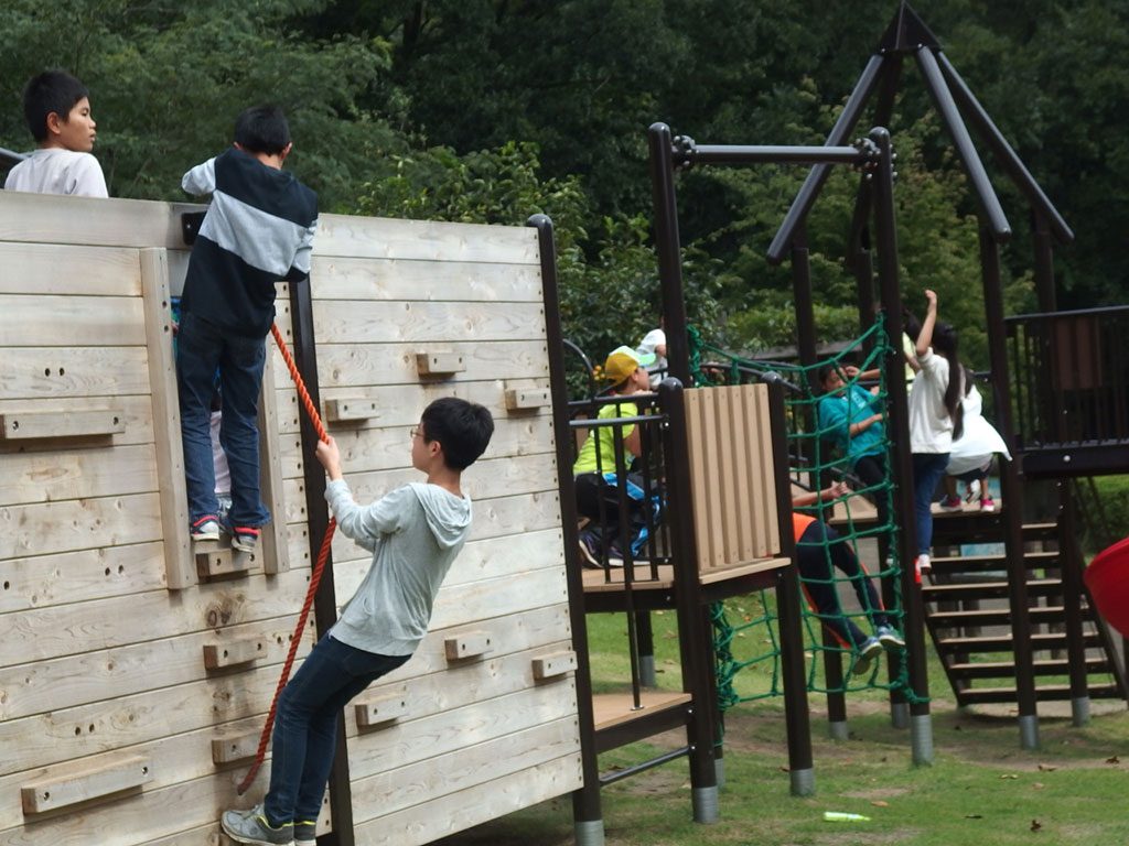 大型複合遊具は6歳から12歳が対象/