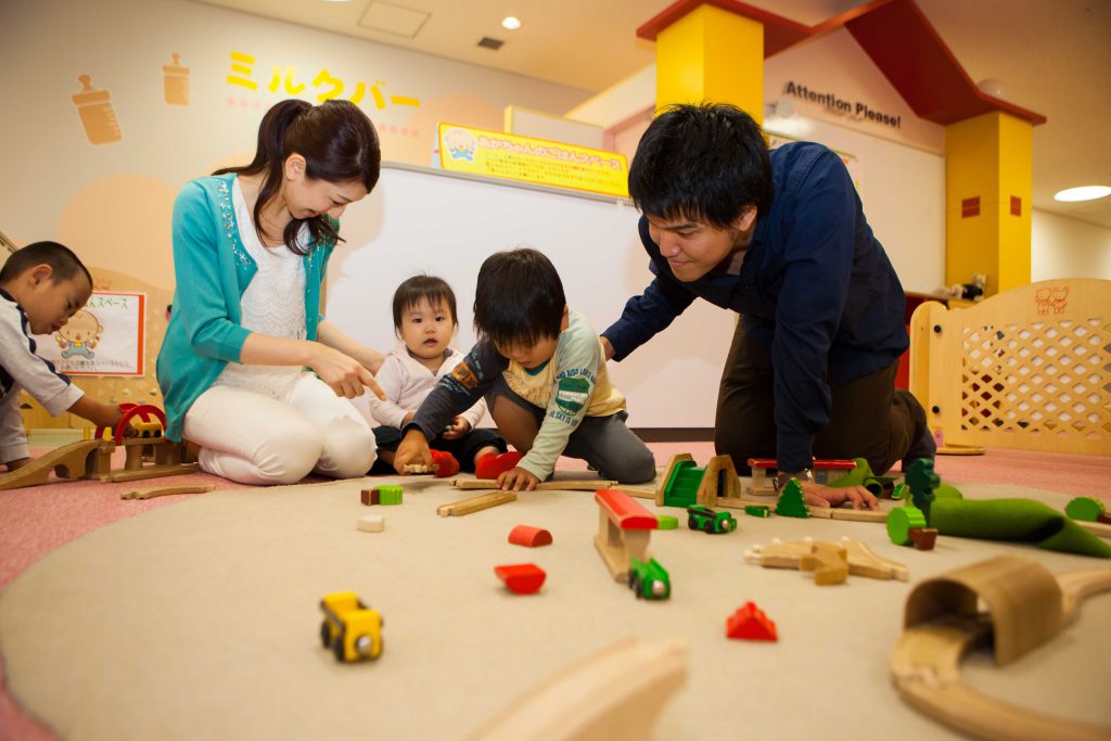 赤ちゃん・幼児向けプレイルームで電車遊びをする親子/キッズプラザ大阪