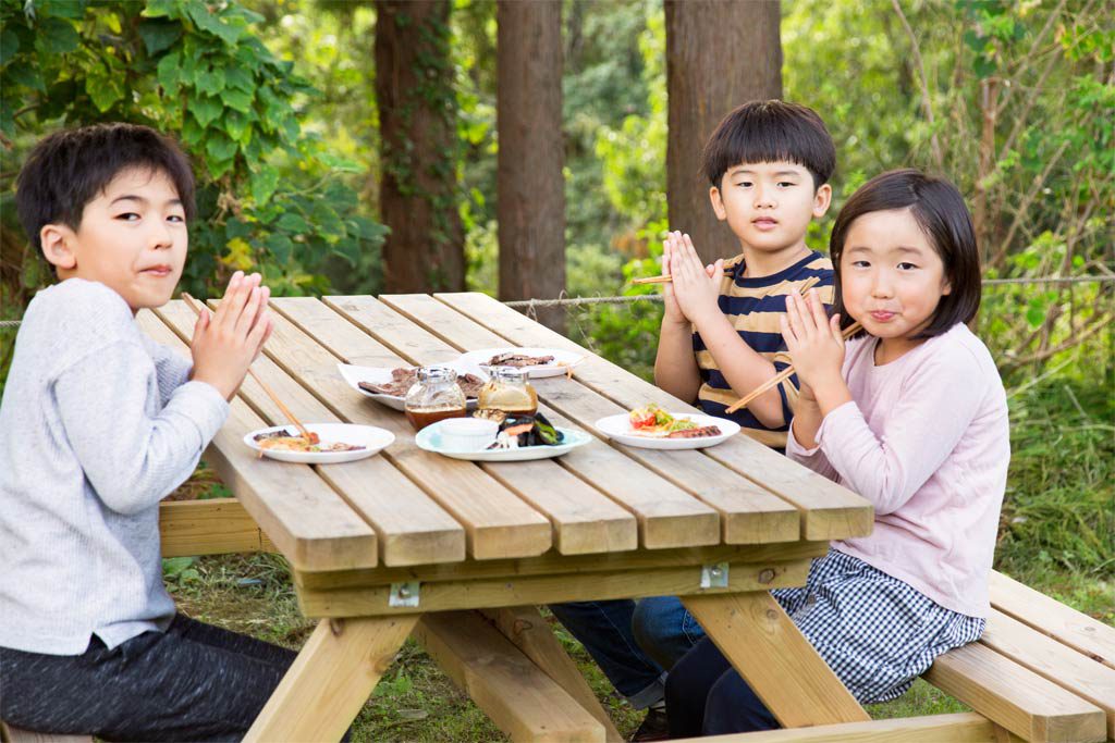 お手伝いを終えてバーベキューをいただく子どもたち