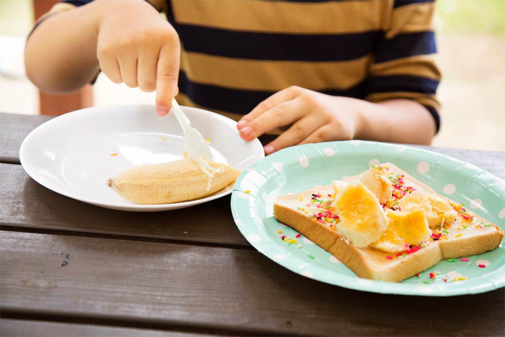 チョコバナナトーストはカラフルに飾って/3歳~4歳におすすめバーべキューお手伝い