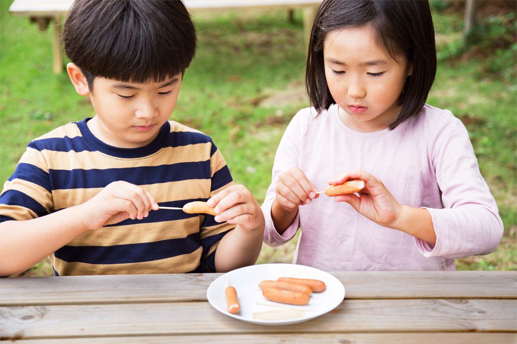 ウィンナにつまようじをさしてフランクフルト風に/5歳~6歳におすすめバーべキューお手伝い