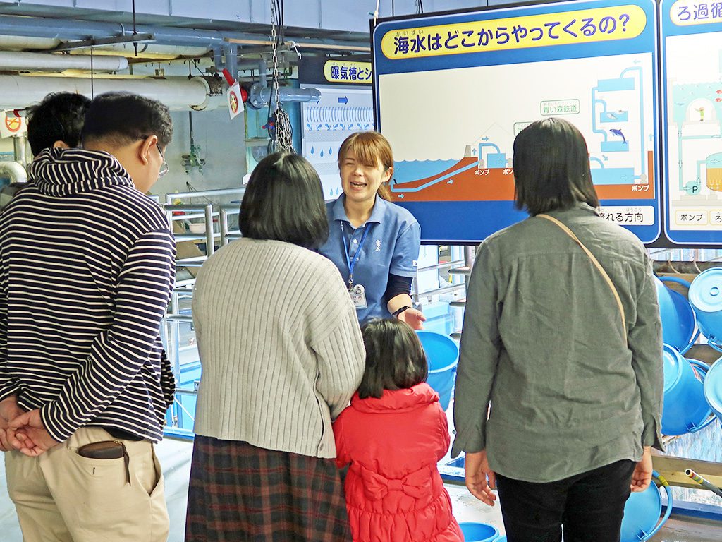 見学会の説明を聞く家族/青森県営浅虫水族館(青森県/青森市)