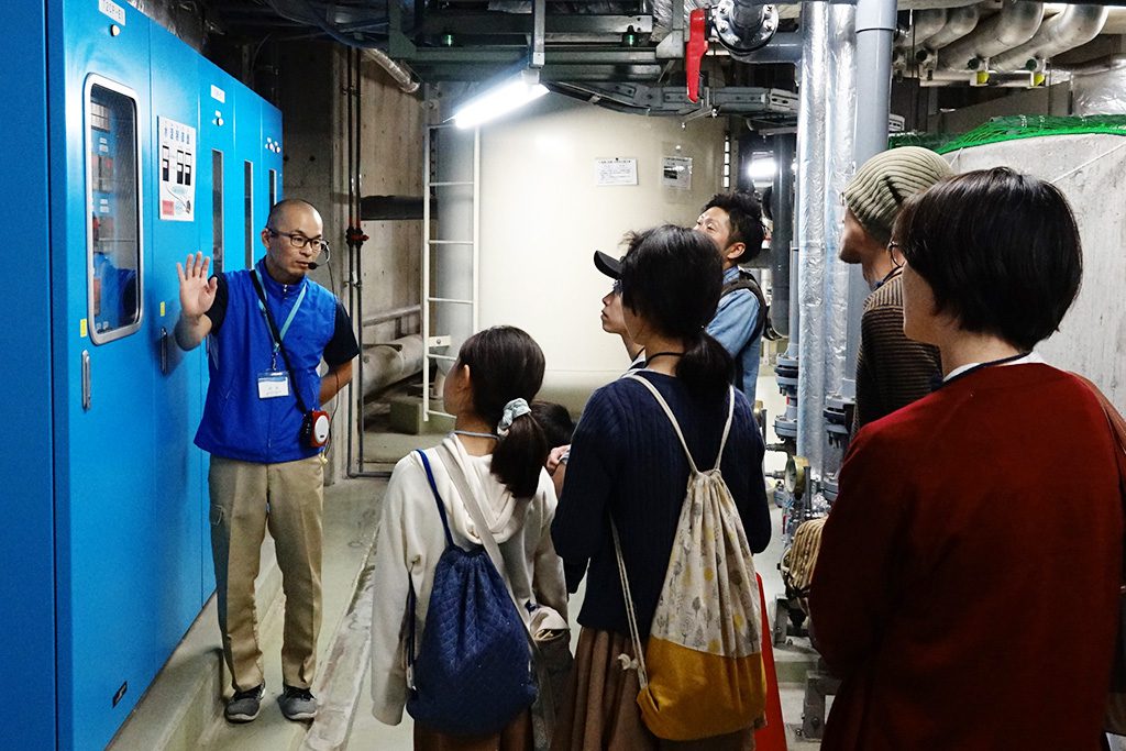 バックヤードツアーで解説を聞く親子/世界淡水魚園水族館 アクア・トト ぎふ(岐阜県/各務原市)
