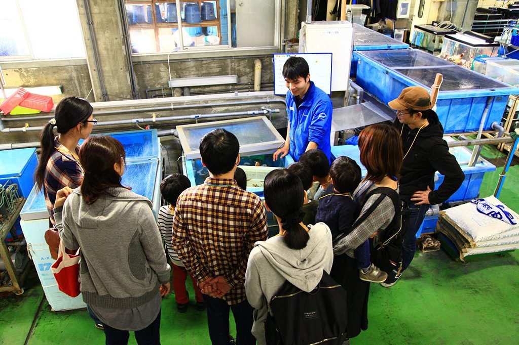 バックヤードツアーで水族館の裏側を案内する様子/碧南海浜水族館(愛知県/碧南市)