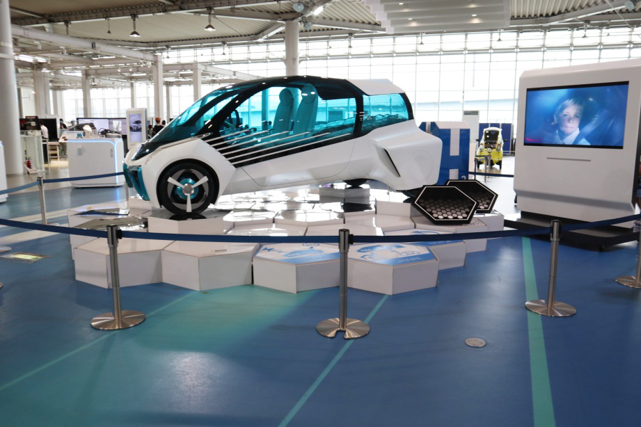 水素と酸素の化学反応により発生した電気で走る燃料電池車/MEGAWEB(東京都/江東区)