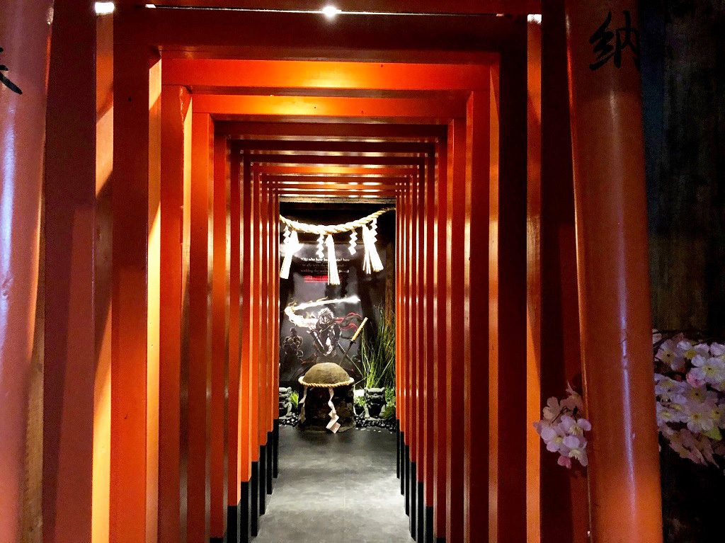 手裏剣道場 新宿 忍者からくり屋敷の赤い鳥居