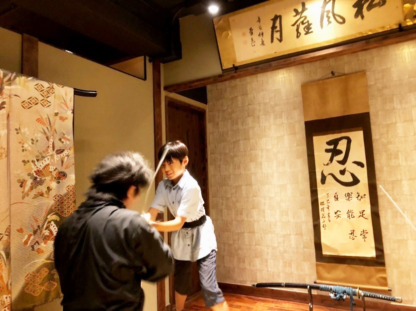 忍者と刀で勝負する様子/手裏剣道場 新宿 忍者からくり屋敷(東京都)