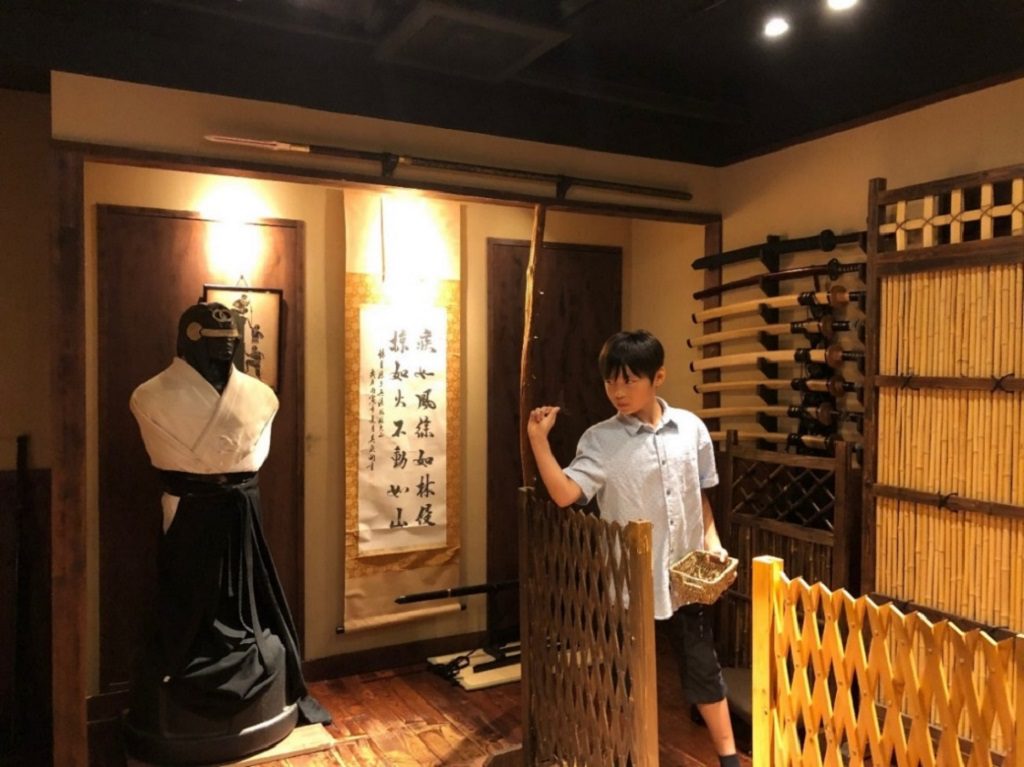 手裏剣道場で忍者訓練をする様子/手裏剣道場 新宿 忍者からくり屋敷(東京都)
