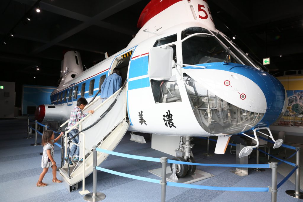 大型ヘリコプター「カワサキバートルKV107II型」の展示/カワサキワールド(兵庫県神戸市)