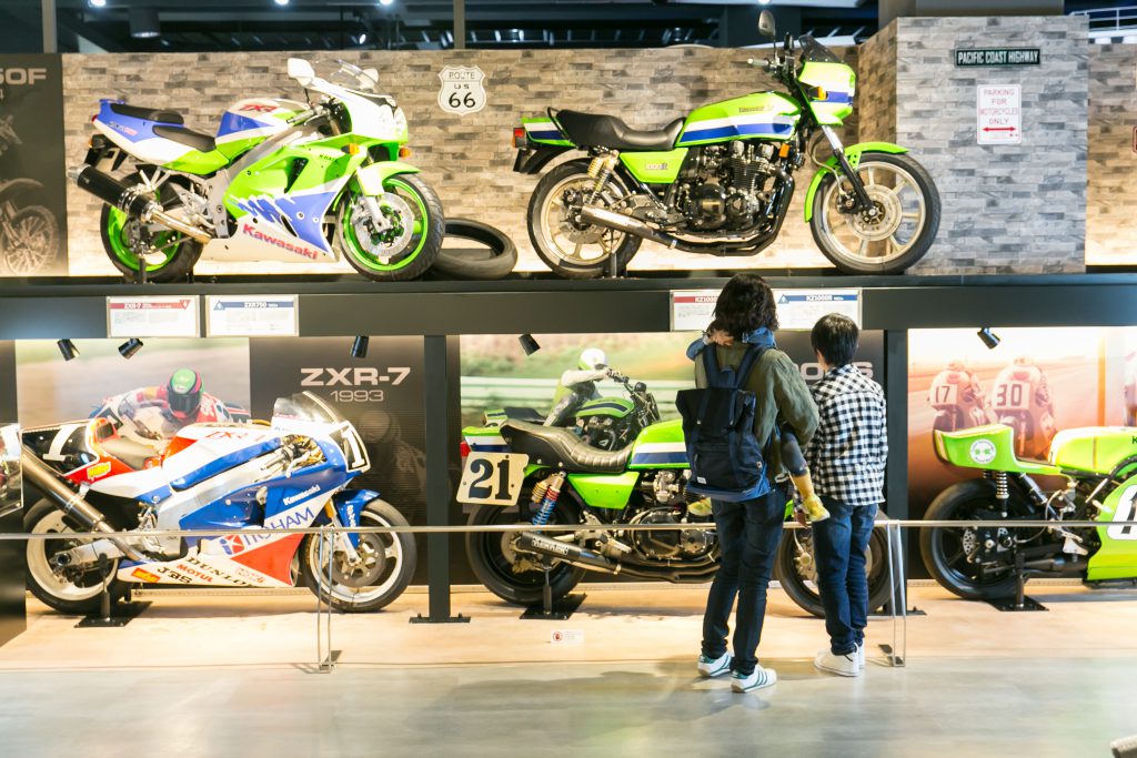 Kawasakiの歴代マシン、レース車などが並ぶ展示/カワサキワールド(兵庫県神戸市)