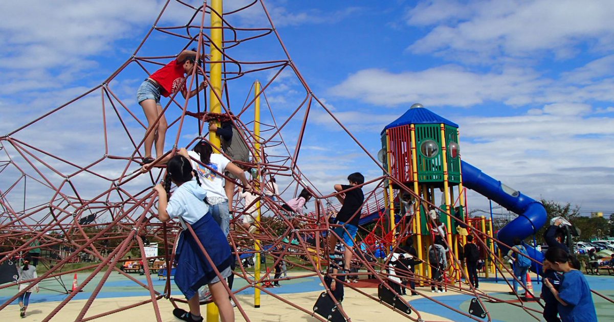 大和ゆとりの森（神奈川）の芝生でピクニックやバーベキュー！大型遊具も充実 | るるぶKids