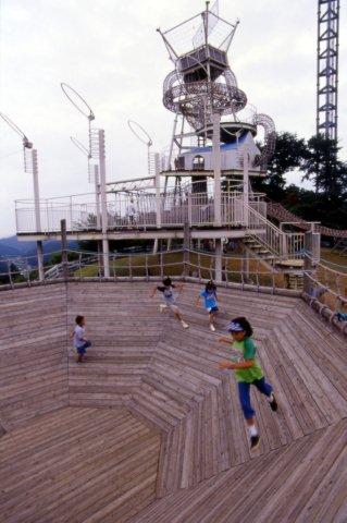 直径10mのアリ疑獄を駆け巡る遊具(クレーターアントス)/花立自然公園(茨城県/常陸大宮市)