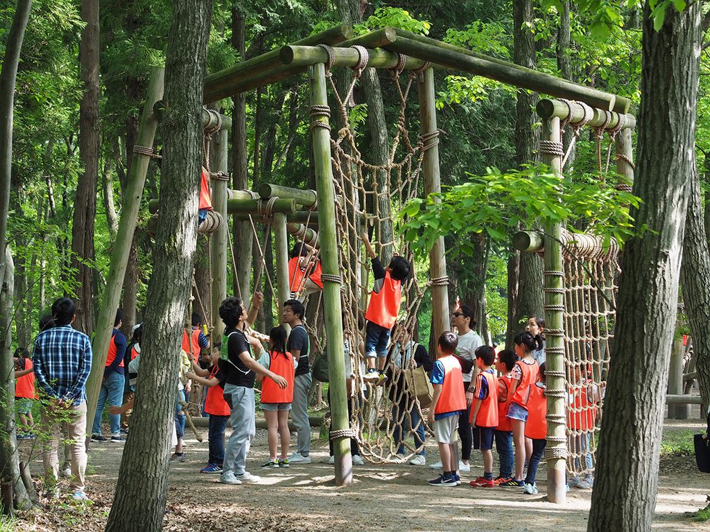 ネットを登る子どもたち/井頭公園フィールド・アスレチックコース(栃木県/真岡市)