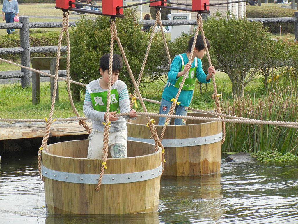 水上アスレチックを楽しむ子どもたち/鬼怒グリーンパーク水上アスレチック(栃木県/高根沢町)