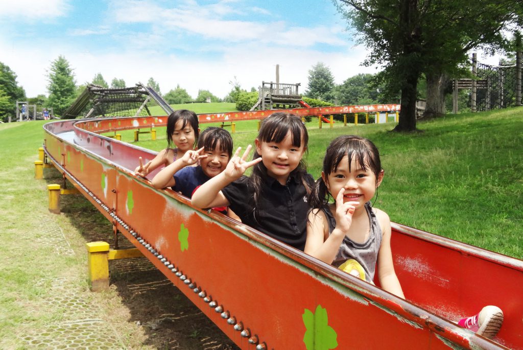 ロングローラー滑り台と子どもたち/カネコ種苗ぐんまフラワーパーク(群馬県/前橋市)
