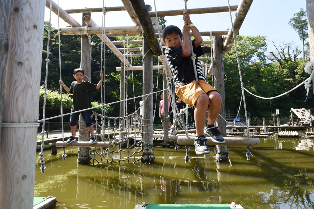 水上渡りでロープにぶら下がる子ども/清水公園(千葉県野田市)