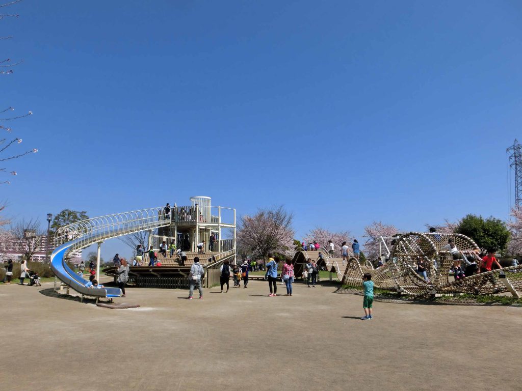 アスレチック広場の大型船の遊具/大島小松川公園(東京都/江東区)
