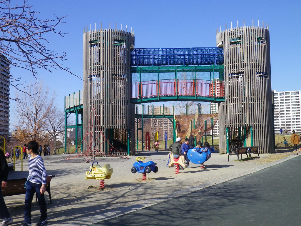 子どもに大人気の「ツインタワー」/汐入公園(東京都/荒川区)