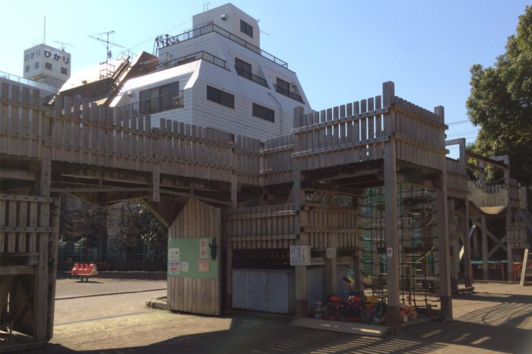 門と一体になったアスレチック/わんぱく天国(東京都/墨田区)