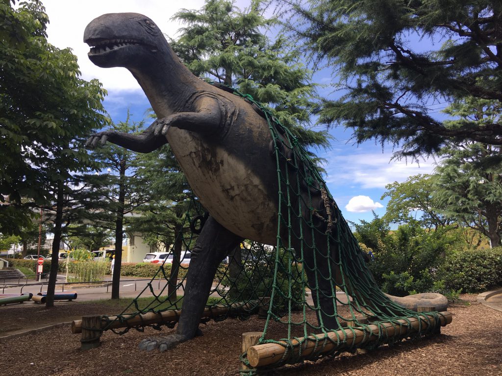 ネットを登ってティラノサウルスに乗れる/北沼公園(東京都/葛飾区)