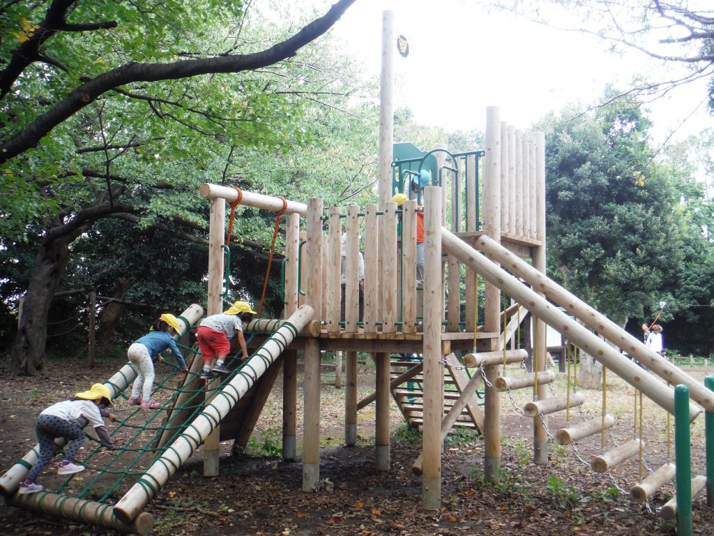 アスレチック遊具に上る子どもたち/大蔵運動公園(東京都/世田谷区)