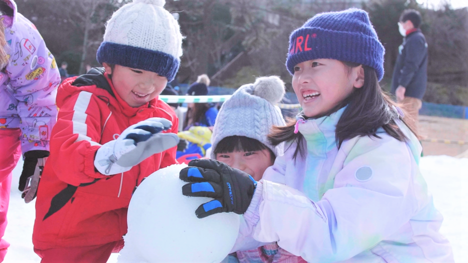 雪だるまを作る子ども達/六甲山スノーパーク(兵庫県/神戸市)