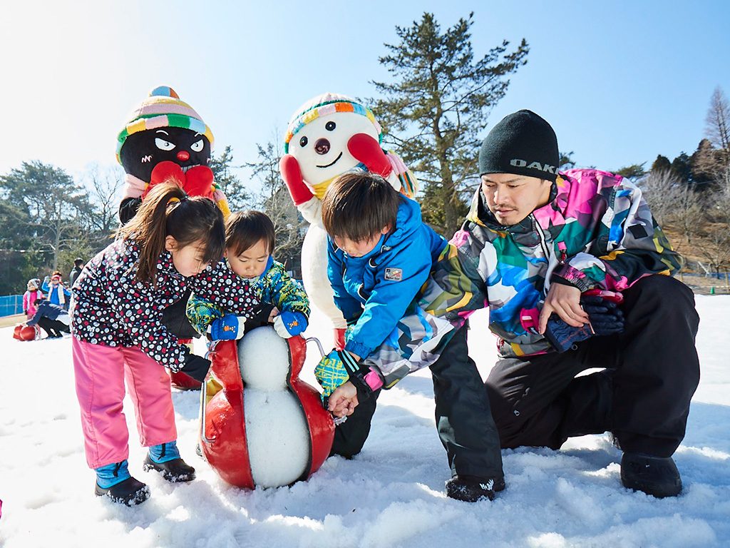 雪だるま作りをする子ども/六甲山スノーパーク(兵庫県/神戸市)