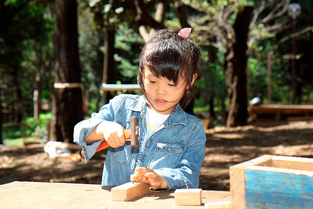 釘打ち・釘抜きができる木工コーナー/羽根木プレーパーク(東京都/世田谷区)