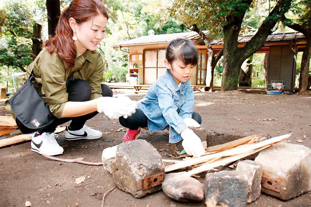 火おこしをする様子/羽根木プレーパーク(東京都/世田谷区)