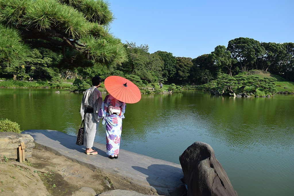 美しい庭園を眺めるカップル/清澄庭園(東京都/江東区)