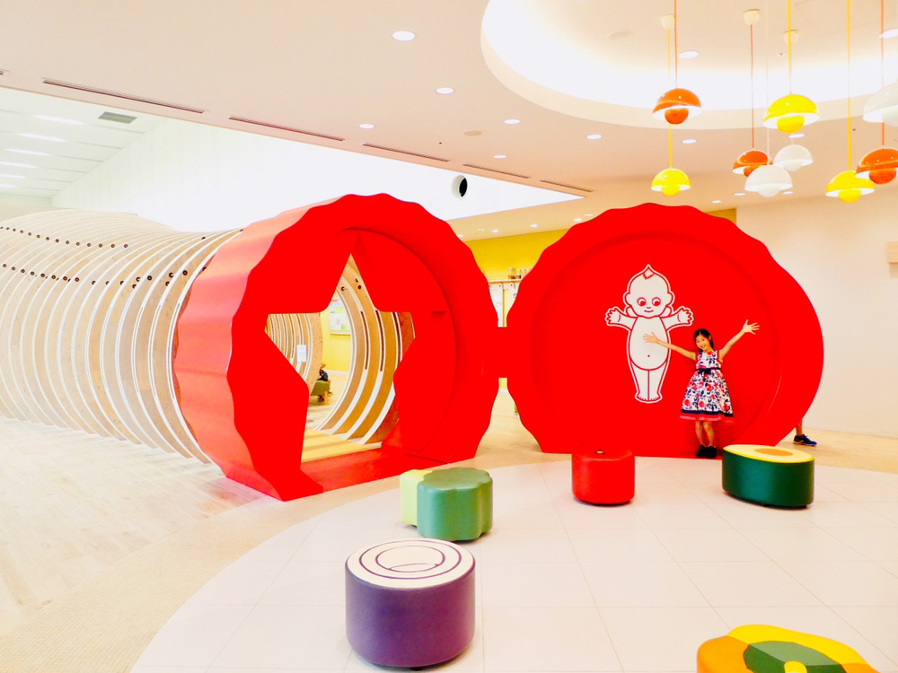 見学スペースでポーズをとる子ども/マヨテラス(東京都/調布市)