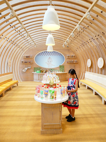マヨネーズドームでチューブ容器を観察する子ども/マヨテラス(東京都/調布市)