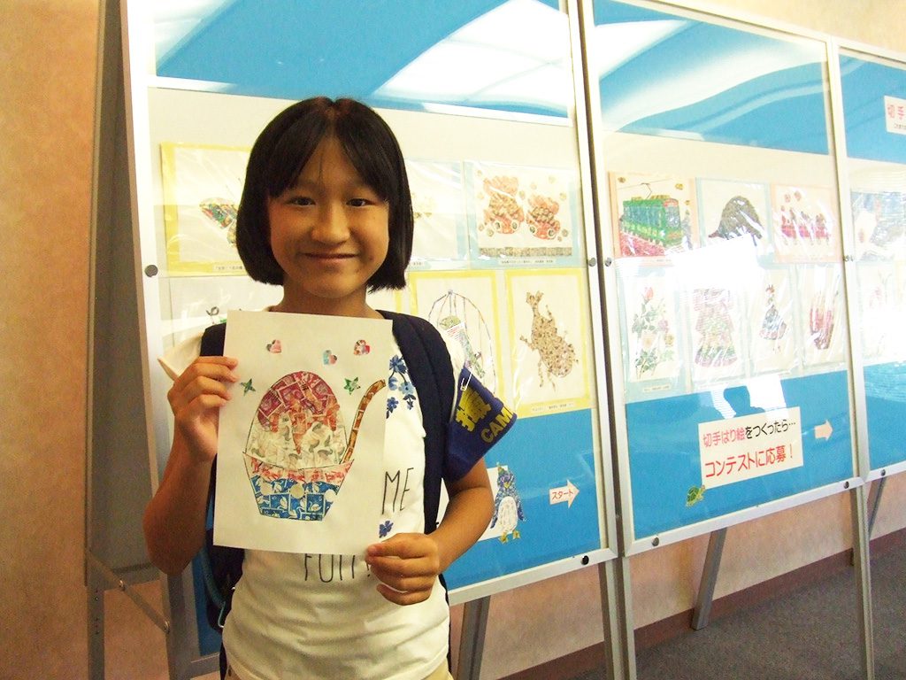 切手はり絵を体験した子ども/切手の博物館(東京都/豊島区)