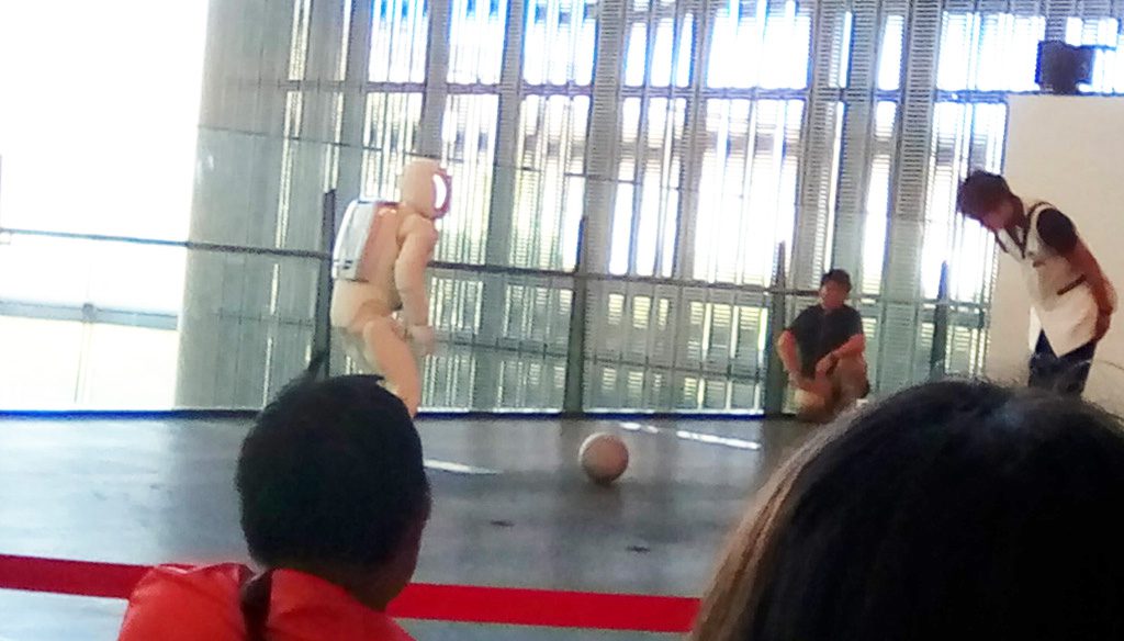 ボールを蹴ろうとするASIMO/日本科学未来館(東京都/江東区)