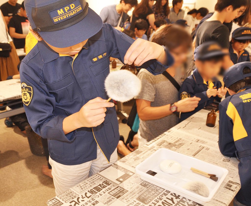 鑑識の体験をする子ども達/警察博物館(東京都/中央区)