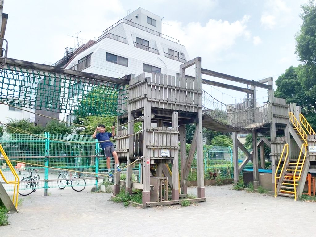 大型木製遊具で遊ぶ子ども/わんぱく天国(東京都/墨田区)