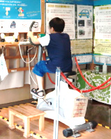 自転車で発電体験をする子ども/環境ふれあい館ひまわり(東京都/台東区)