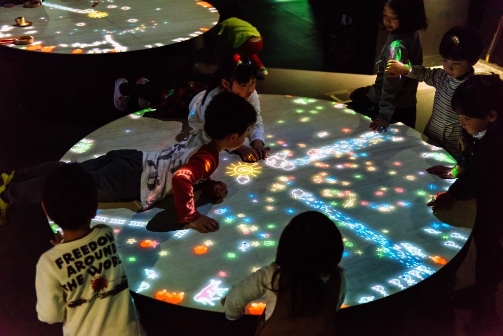 テーブルの上で小人たちがジャンプ/エプソン チームラボボーダレス(東京都/江東区)