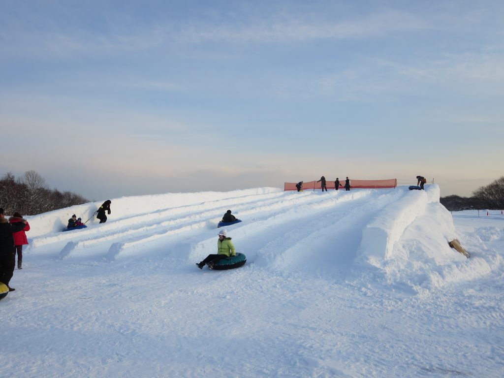 タイヤを使った「チューブ滑り台」/ノース・スノーランドin千歳(北海道/千歳市)